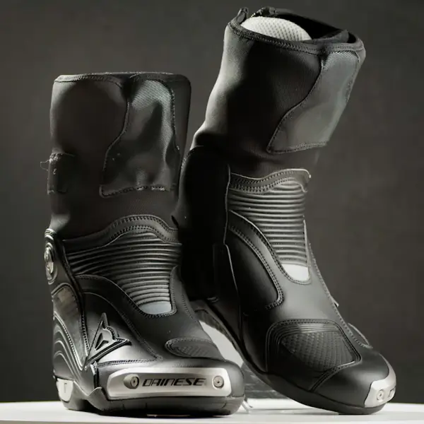 Sturdy motorcycle footwear for optimal grip